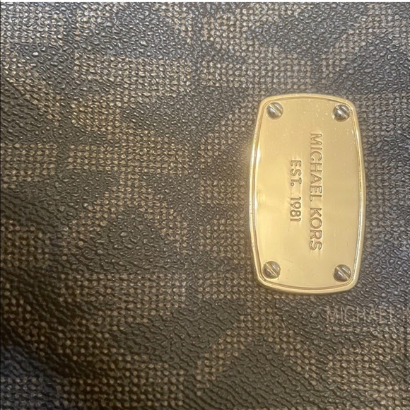 Authentic Micheal kors crossbody signature bag - Picture 5 of 7